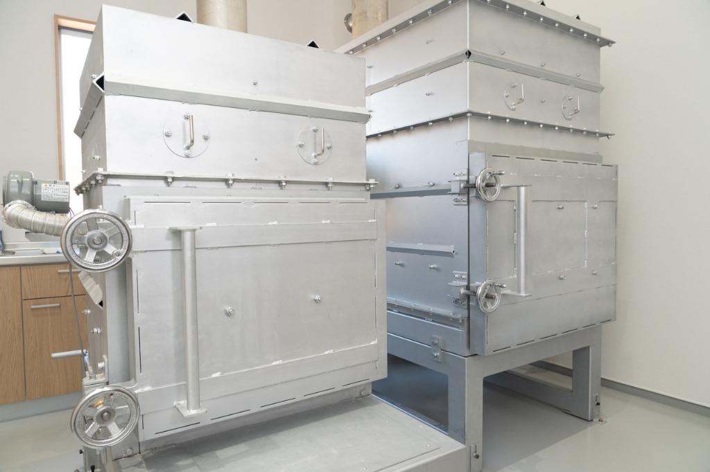 桑名市初、民間による2種類の最新式固定火葬炉を設置しております。